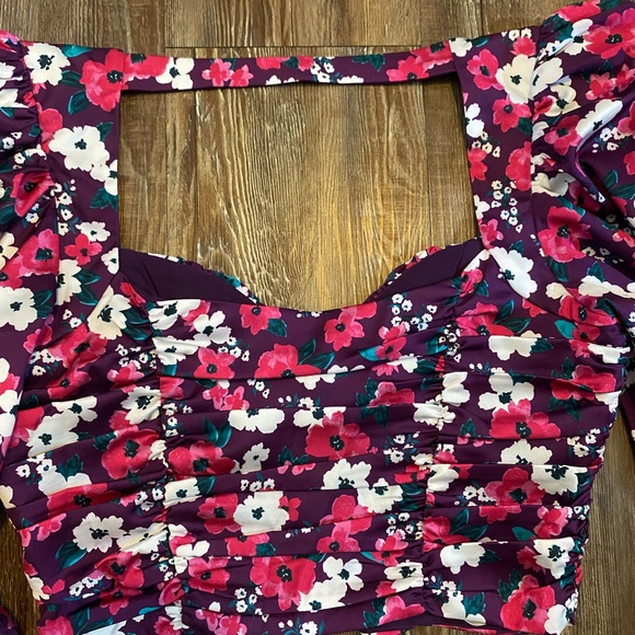Floral Print V-Neck Crop Top - Picture 7 of 7